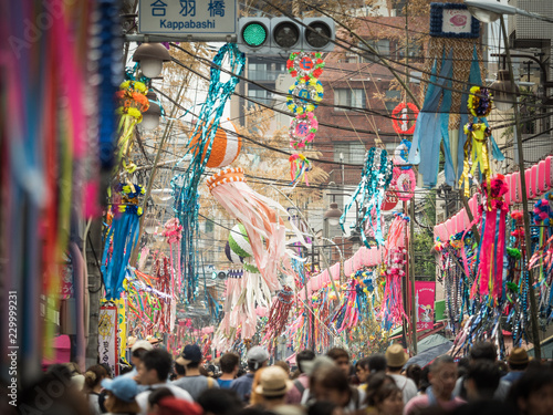 Cuadro en lienzo 七夕のお祭りで混雑する浅草の合羽橋