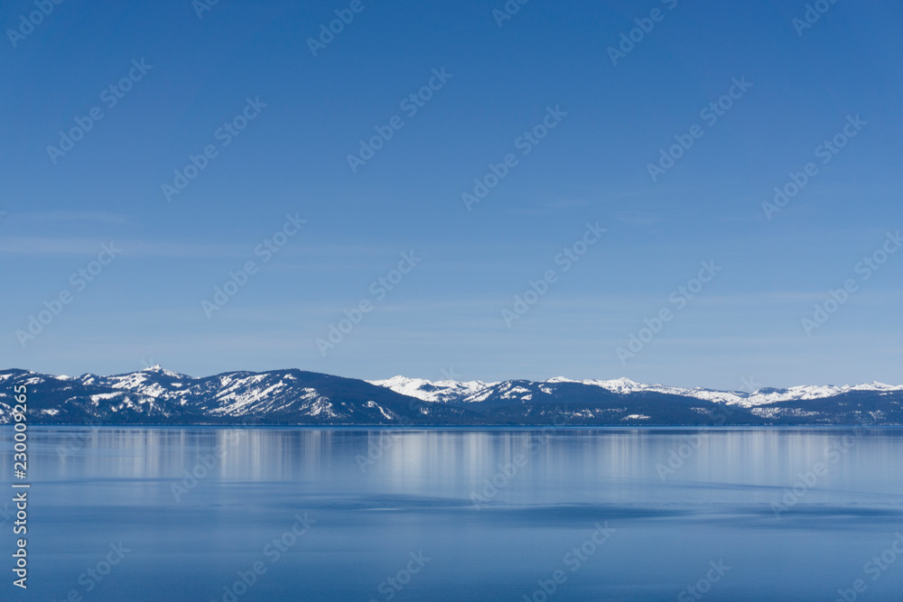 Obraz premium Blue Snowy Mountains at Lake Tahoe