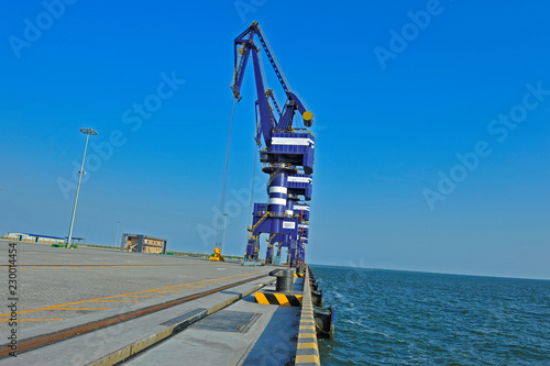 Port crane bridge and bulk carrier © qiujusong