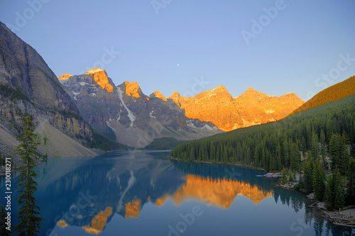 Fototapeta Naklejka Na Ścianę i Meble -  Moraine lake, Banff, Canada at sunrise