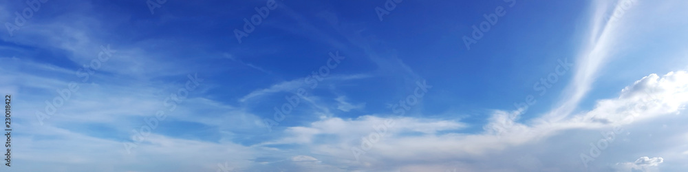 Obraz premium Panoramiczne niebo z chmurą w słoneczny dzień. Piękna chmura cirrus.