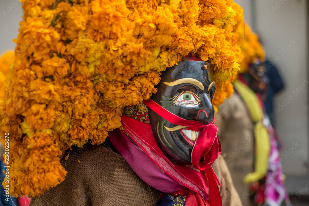 Φωτογραφία danzantes mexicanos guerrero chichihualco sombreros de flores naranjas mascaras