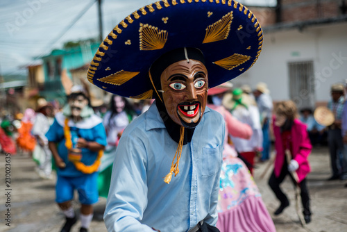 danzantes de carnaval mascaras, sombreros cuerno,zombie, diablo 