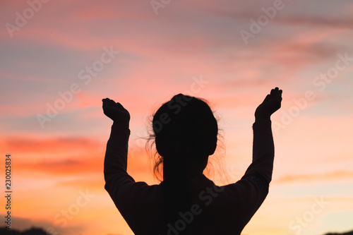 Fotografia Silhouette of woman hands praying to god  Woman Pray for god blessing to wishing have a better life