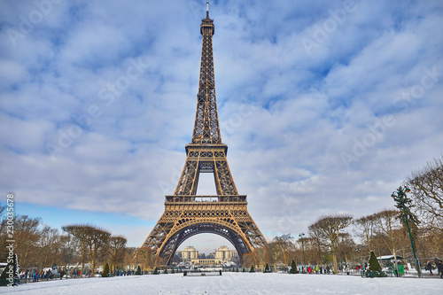 Fototapeta Naklejka Na Ścianę i Meble -  Scenic view to the Eiffel tower on a day with heavy snow