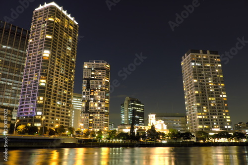 横浜市高層ビルの夜景