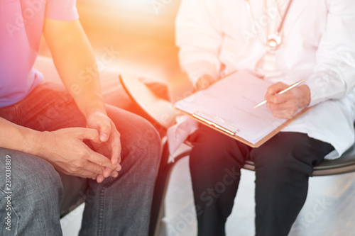 Fotografía Doctor physician consulting with male patients in hospital exam room