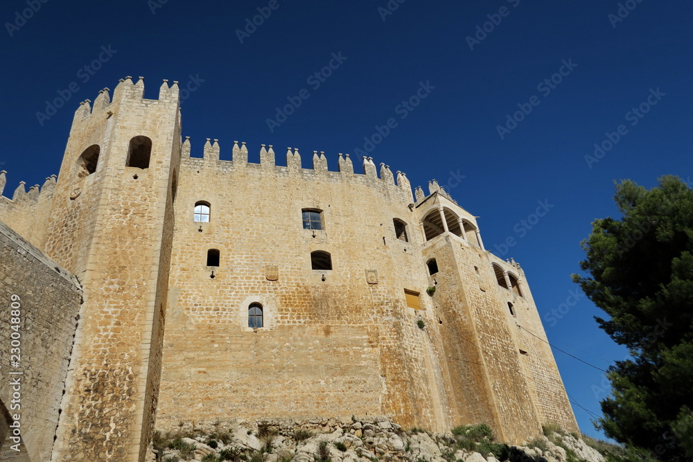 Château-fort en pierre blanche et ciel bleu