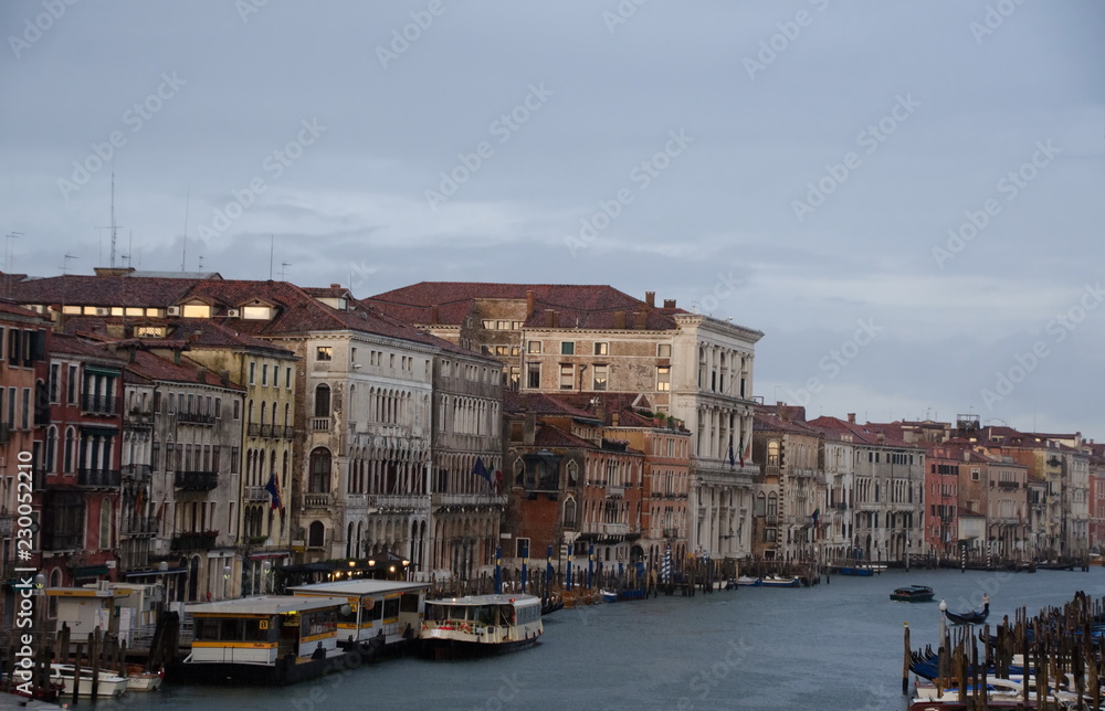 Rainy morning at Rialto Bridge