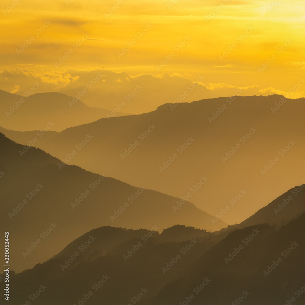 Obraz premium Sonnenuntergang über den Südtiroler Bergen