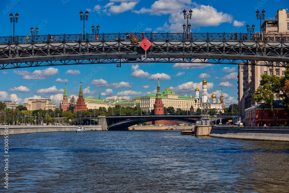 Obraz premium Beautiful view of Moscow Kremlin and Moskva river, Russia
