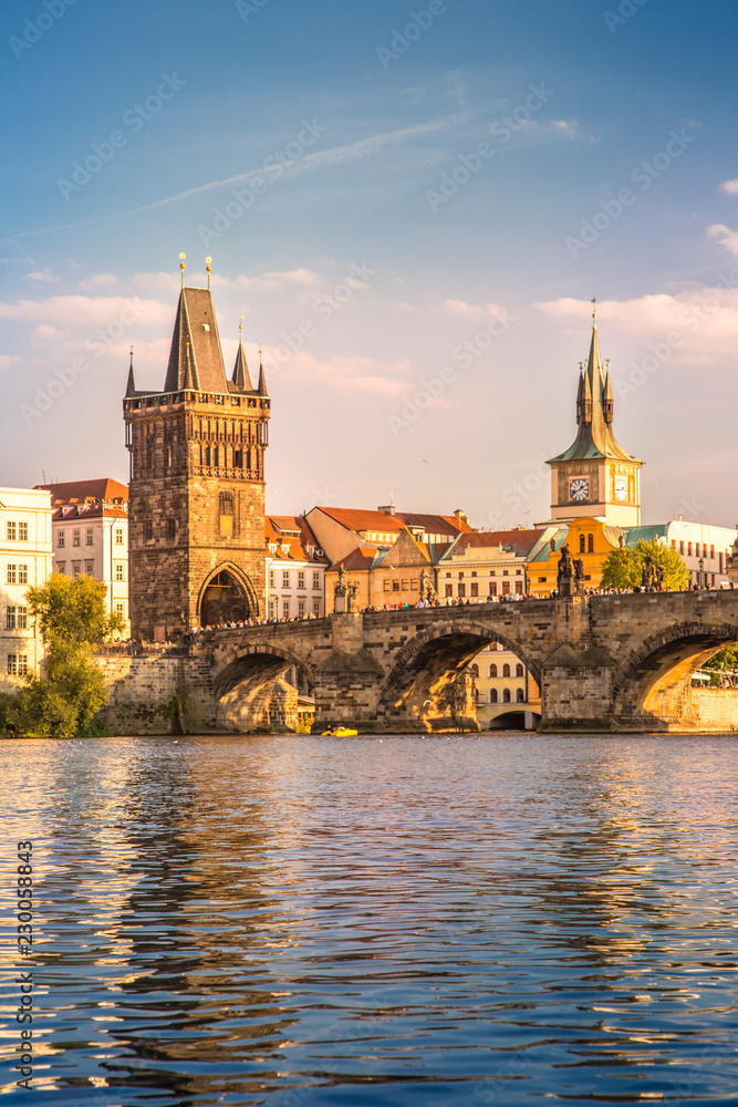 Obraz premium Most Karola i wieża widokowa w Pradze, Czechy.