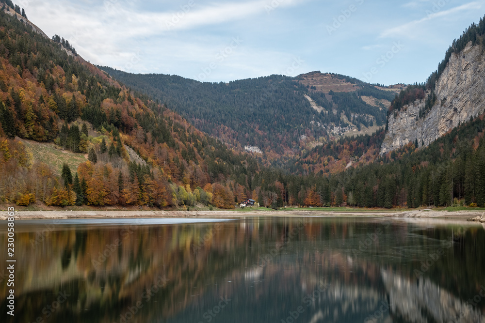 Reflets automnaux sur le lac de Montriond Reflets automnaux sur le lac de Montriond