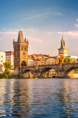 Fototapete Prag Karlsbrücke und Aussichtsturm in Prag, Tschechien.  © nadianb