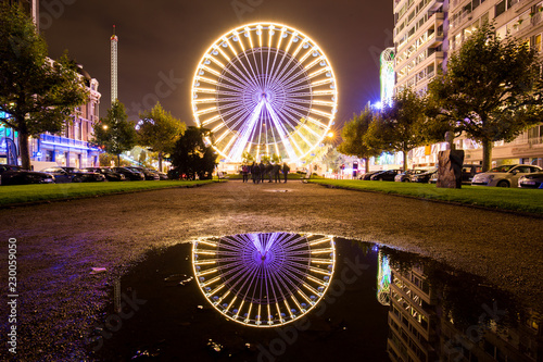 Obraz na plátně Lights and merry-go-rounds