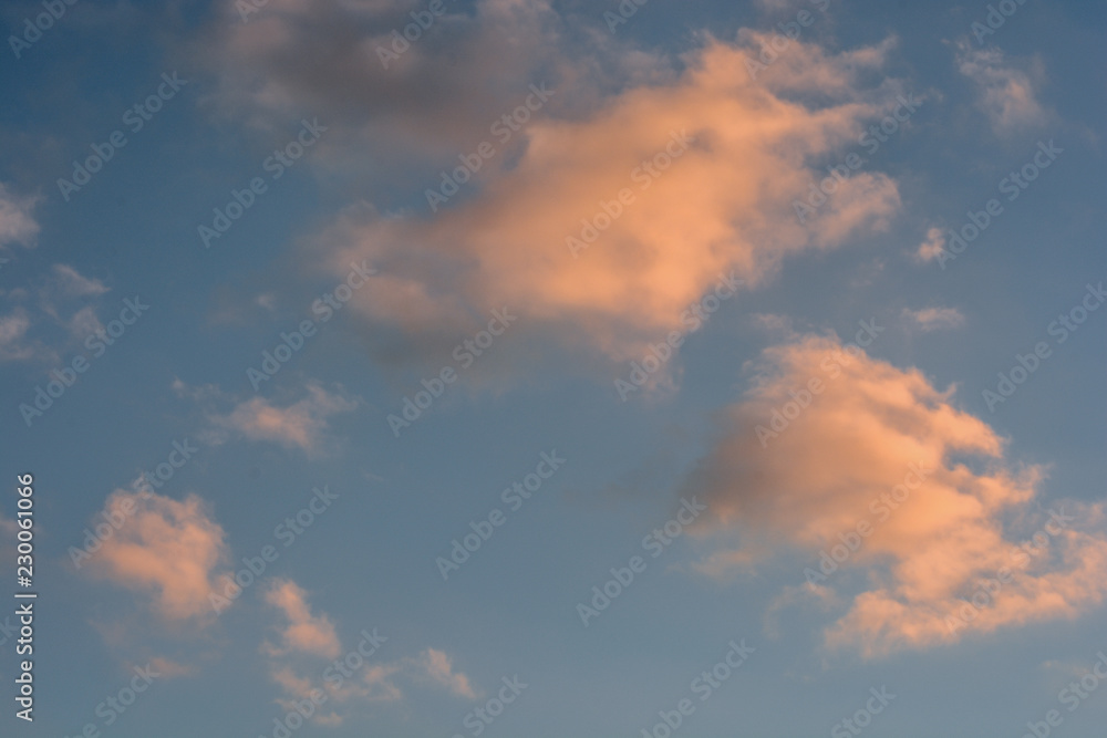 Abendhimmel mit Wolken im Sonnenuntergang
