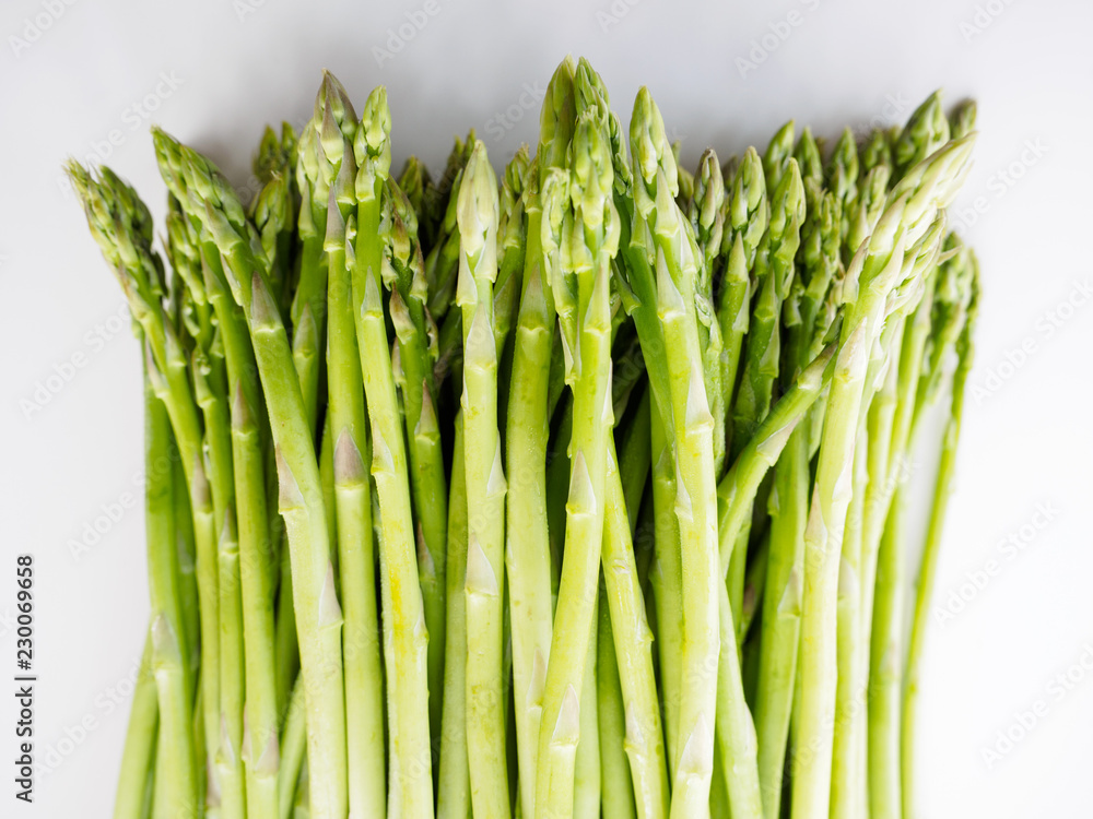 Fototapeta premium Grüner Spargel