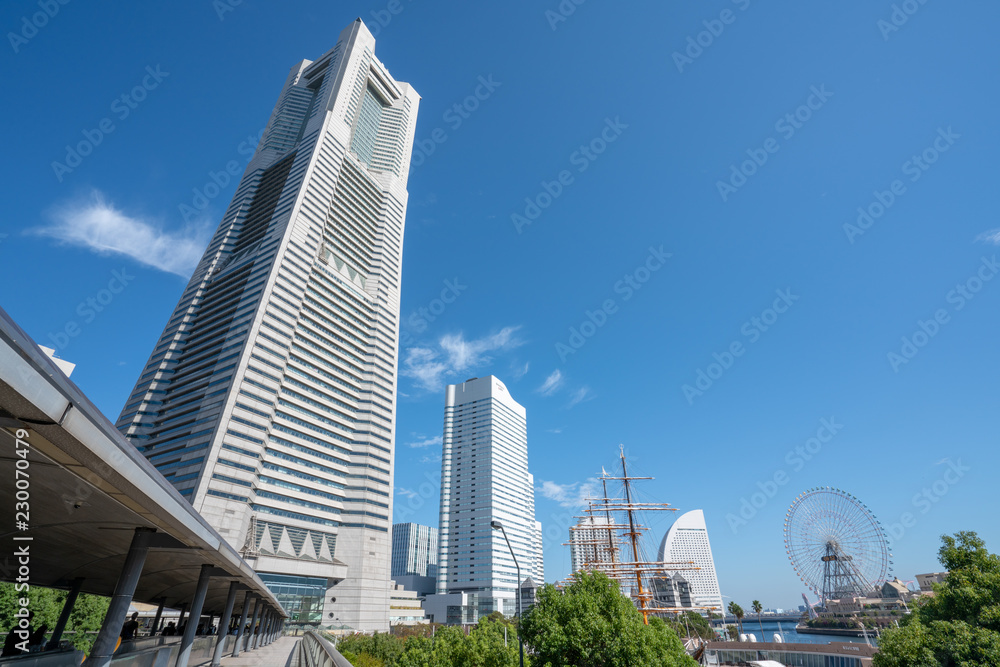 Naklejka premium 横浜ランドマークタワーとみなとみらいの風景