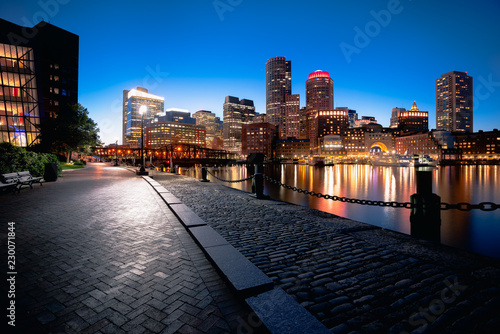 Obraz na płótnie Boston harbor at dusk in Boston Massachusetts USA w salonie