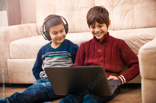Quadro em tela Do you know what your kids are looking at online?
