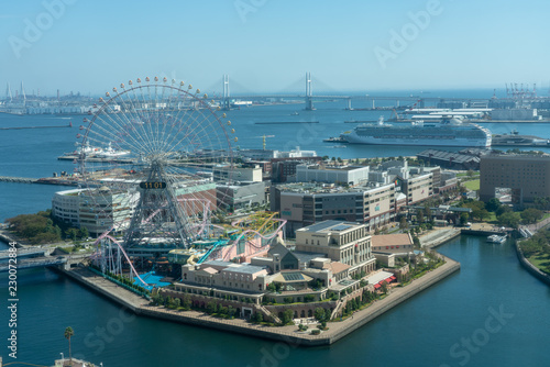 横浜ランドマークタワーから見る赤レンガ倉庫方面の景色
