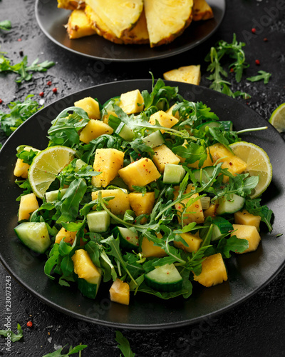 Sałatka ananasowo-ogórkowa z dziką zieloną rukolą, limonką i oliwą z oliwek. Zdrowe soczyste jedzenie