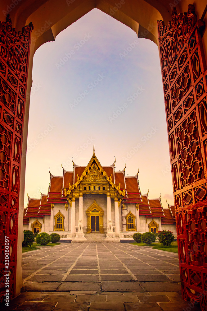 Fototapeta premium Wat Benchamabophit, marmurowa świątynia jedna z punktów orientacyjnych stolicy tajlandii w bangkoku