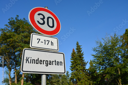 30 Zone, Kindergarten, Schild, Verkehrsschild, Verkehrsberuhigung, Tempobegrenzung, Sicherheit, Kinder, Gefahrenstelle, Schule, Verkehr, Straßenverkehrsordnung, 