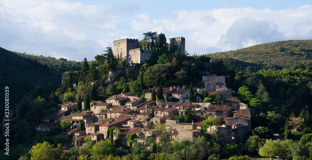 Dorf Castelnou in Okzitanien