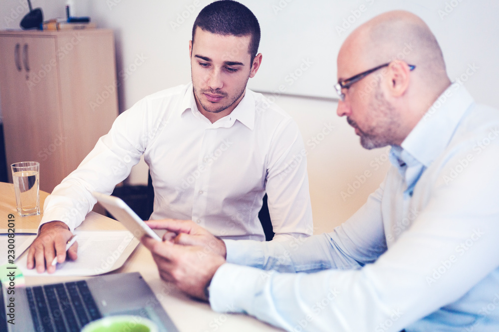 Obraz premium Looking at data