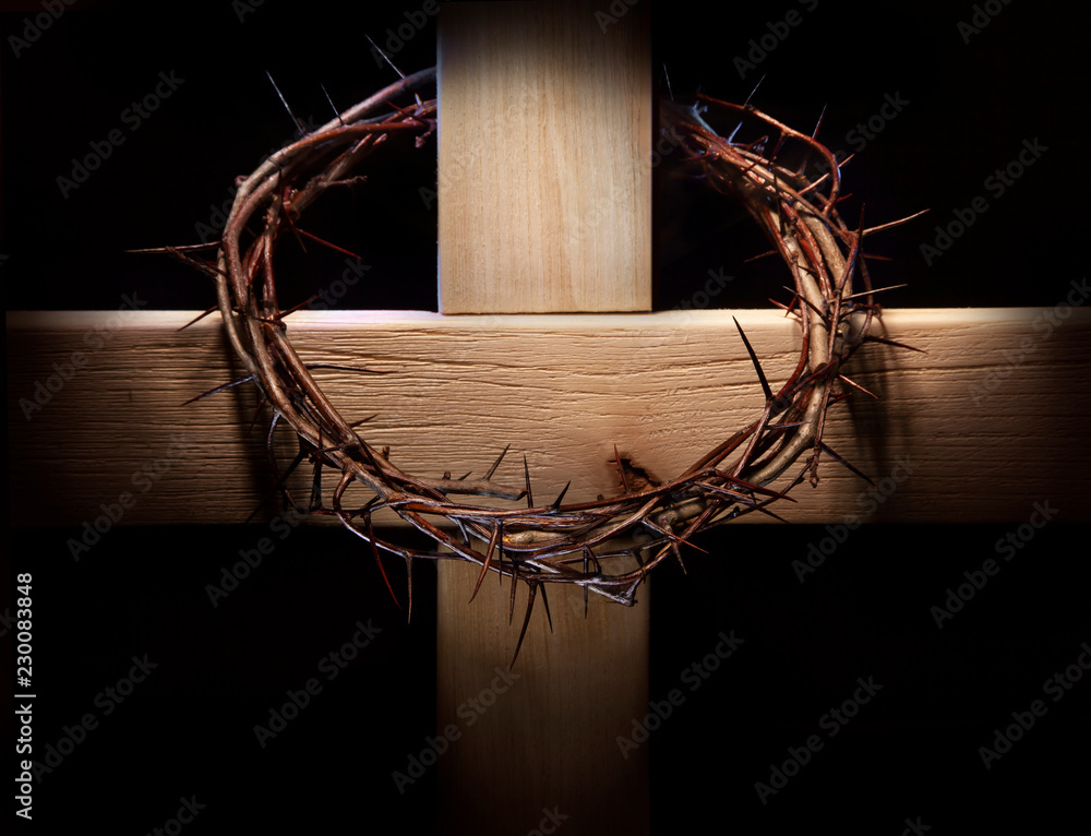 Obraz premium Crown of thorns and wooden cross