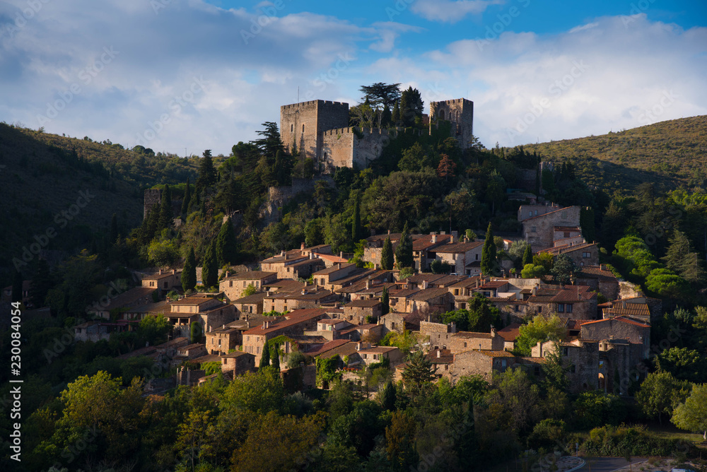 Naklejka premium Wunderschönes Dorf Castelnou in den Pyrenäen