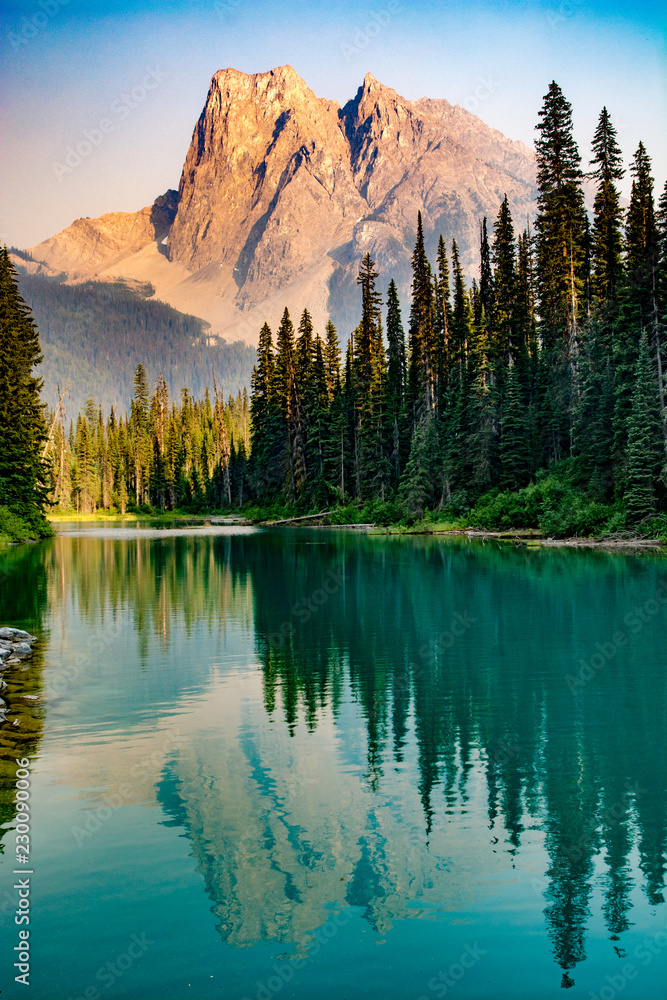 Naklejka premium Kanada Rockies, Park Narodowy Yoho, Emerald Lake