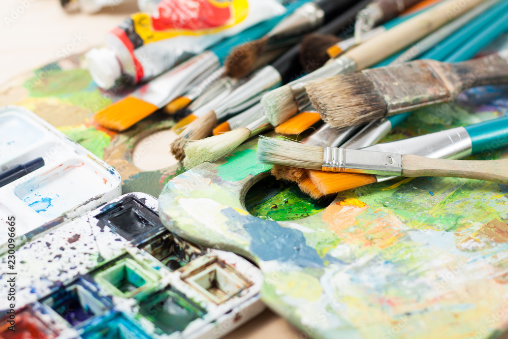 Obraz premium Palette and brushes