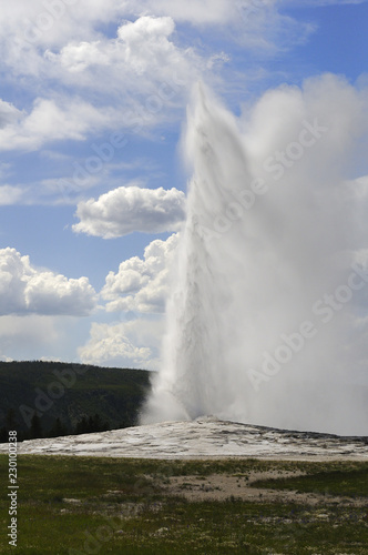 Old faithful geyser in yellowstone national park