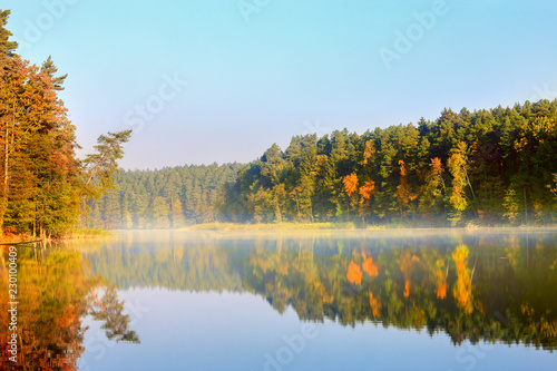 Fototapeta Naklejka Na Ścianę i Meble -  jesienny poranek nad jeziorem Pluszne