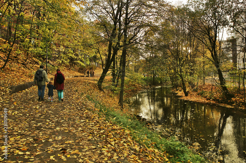 Canvas Print Walking path along the river in city in autumn