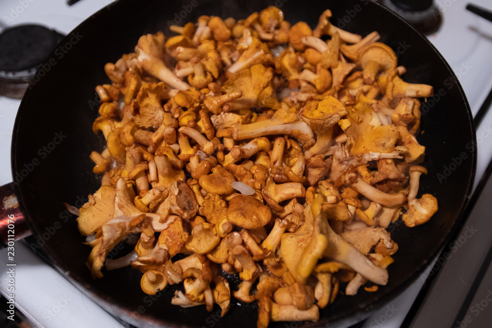 mushrooms on black frying pan top view mushrooms on black frying pan top view