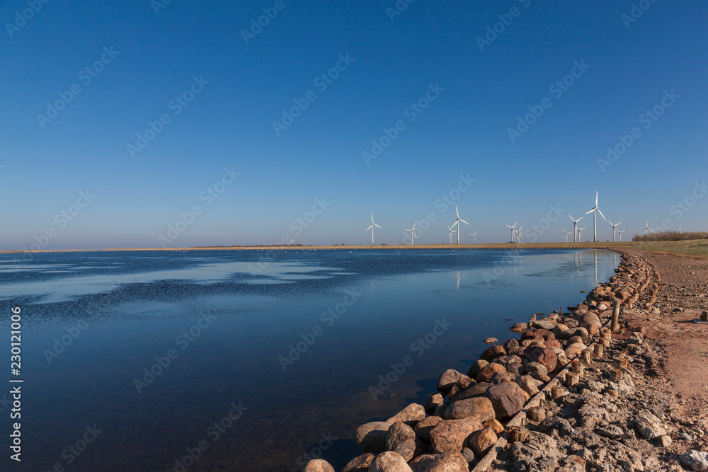 Fastensee auf der Insel Fehmarn-Blick auf Windkraftanlagen