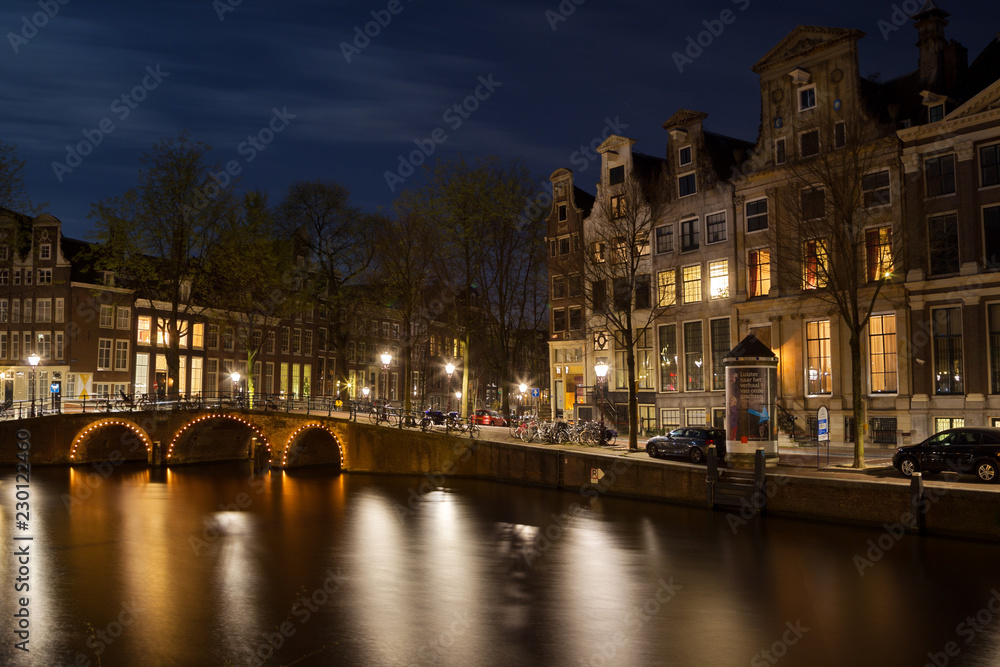 Nachtaufnahme der Ecke Herengracht und Leidsegracht in Amsterdam, Niederlande im Frühling.