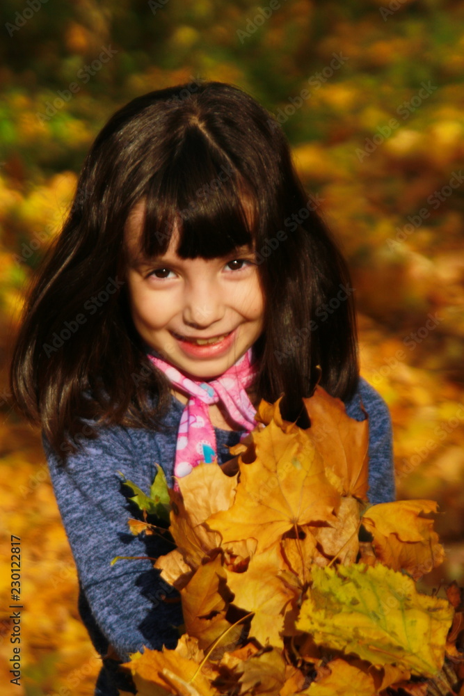девочка улыбается в лесу.