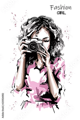 Fototapeta piękna, młoda kobieta z aparatem fotograficznym. Stylowa, elegancka dziewczyna.