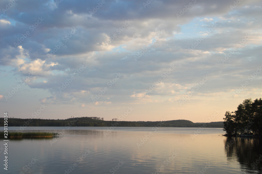 Golden hour auf einem Finnischen See.