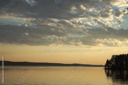 Golden hour auf einem Finnischen See. © Vincent