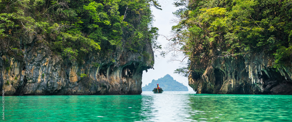 Fototapeta premium Amazing view of beautiful lagoon with turquoise water in Koh Hong island. Location: Koh Hong island, Krabi, Thailand, Andaman Sea. Artistic picture. Beauty world. Panorama
