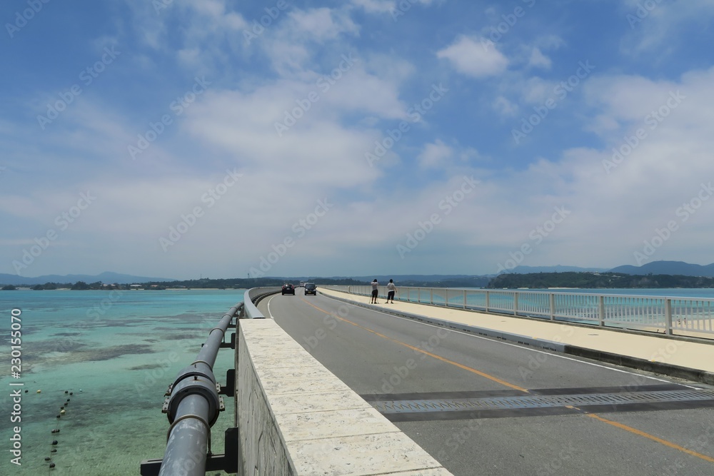 沖縄青空と青い海と古宇利大橋