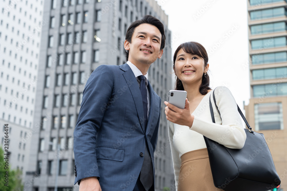 道を尋ねるビジネスマン 道を尋ねるビジネスマン