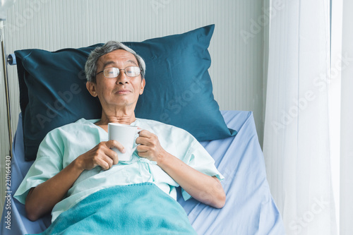 Old man rest in hospital with hope