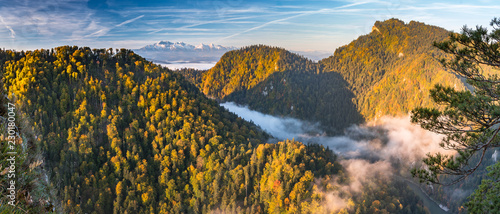 Fototapeta Naklejka Na Ścianę i Meble -  Beautiful morning panorama of Dunajec river gorge and Tatra mountains, colorful autumn