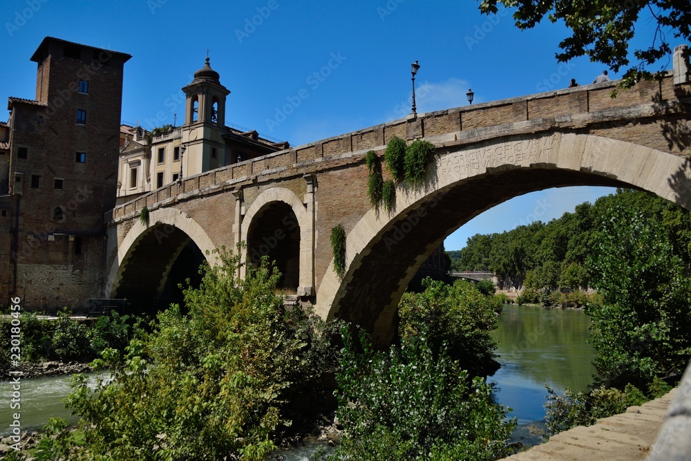 Pont Fabricius à Rome en été